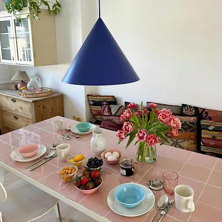 In Pastel Colors With Courtyard Oasis Διαμέρισμα