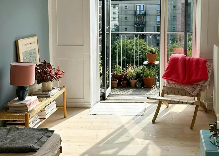 In Pastel Colors With Courtyard Oasis Διαμέρισμα *