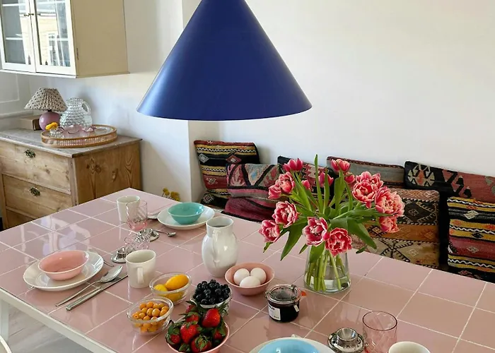 In Pastel Colors With Courtyard Oasis Διαμέρισμα