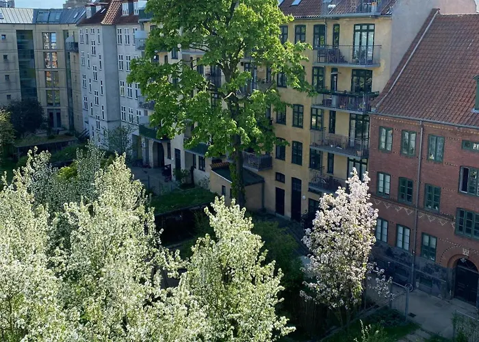 Lägenhet In Pastel Colors With Courtyard Oasis *