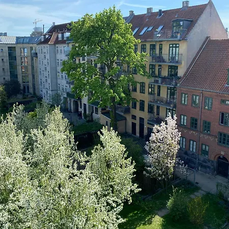 Apartman In Pastel Colors With Courtyard Oasis *